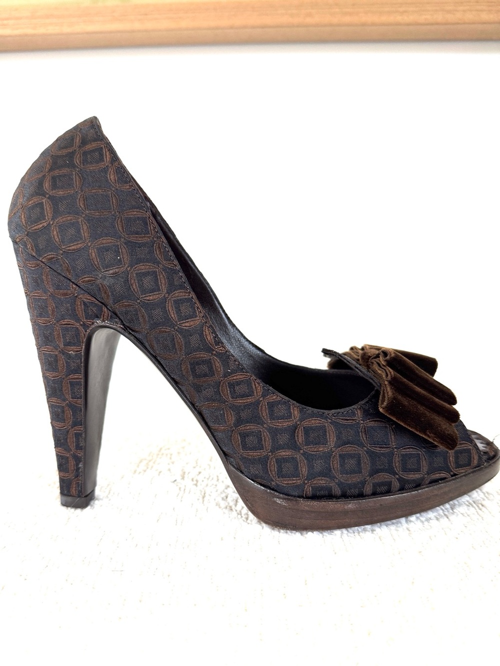 BCBGMaxAzria Brown Patterned Peep-Toe Pumps with Bow NEW